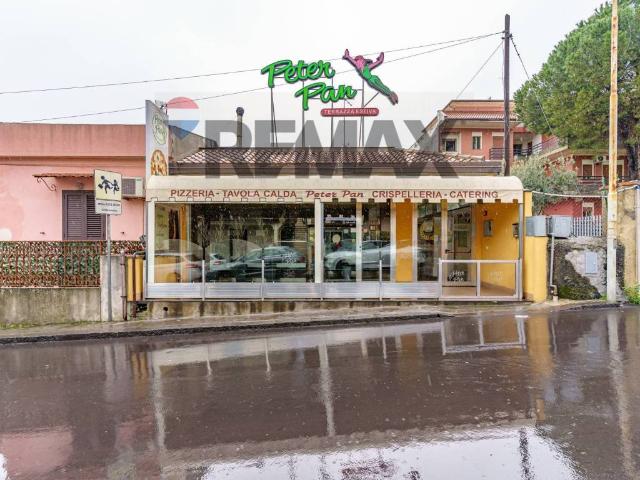 Locale Commerciale in vendita a Aci Sant'antonio, Sicilia
