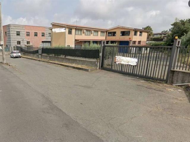 Locale Commerciale in vendita a Aci Sant'antonio, Sicilia