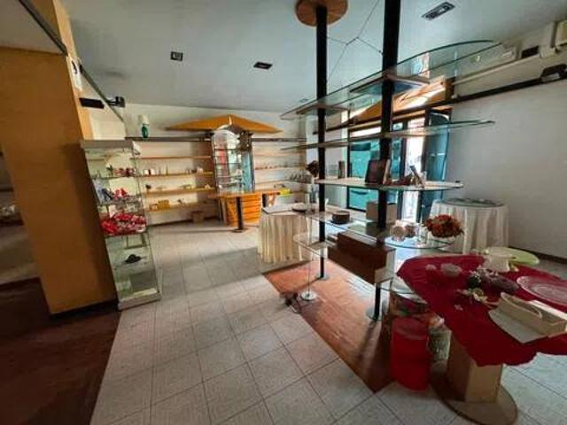 Locale Commerciale in vendita a Aci Sant'antonio, Sicilia