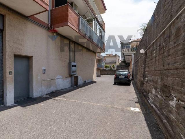 Locale Commerciale in vendita a Aci Sant'antonio, Sicilia