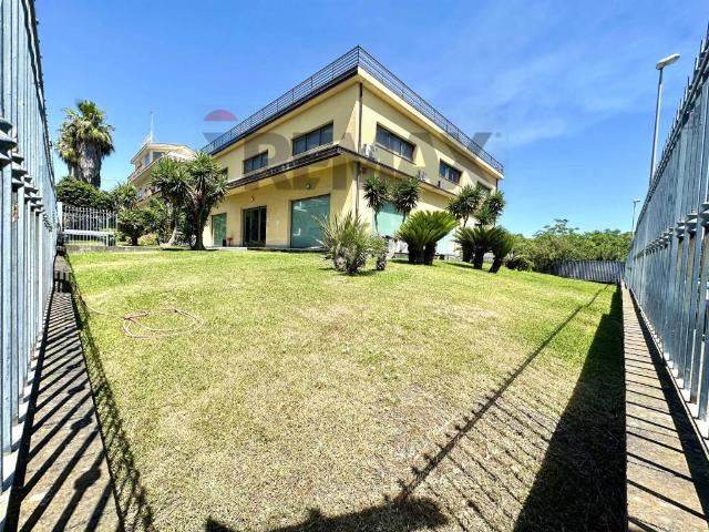Locale Commerciale in vendita a Aci Sant'antonio, Sicilia
