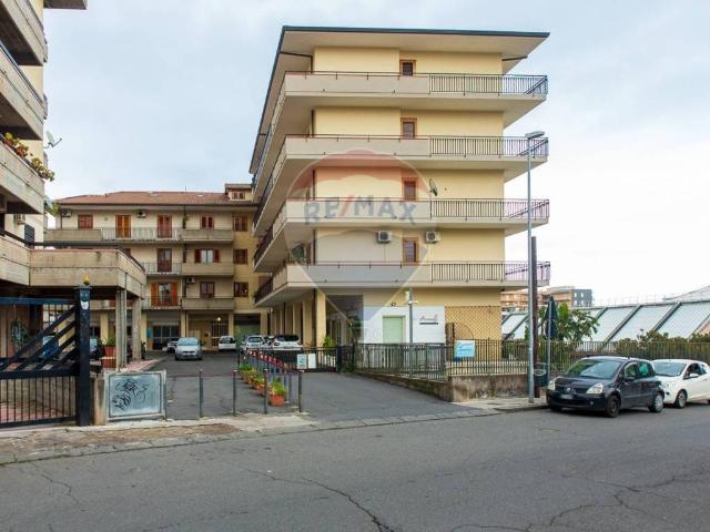 Locale Commerciale in vendita a Loreto, Acireale