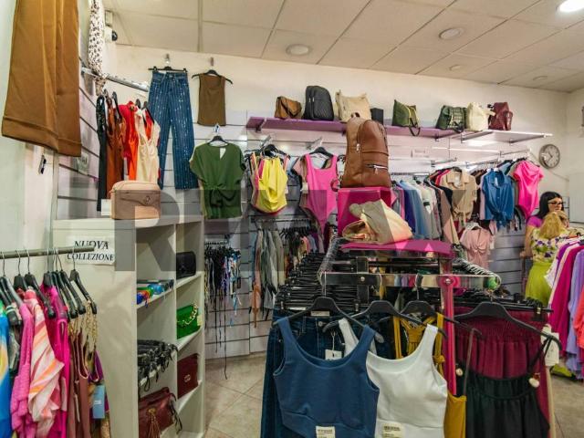 Locale Commerciale in vendita a Acireale, Sicilia