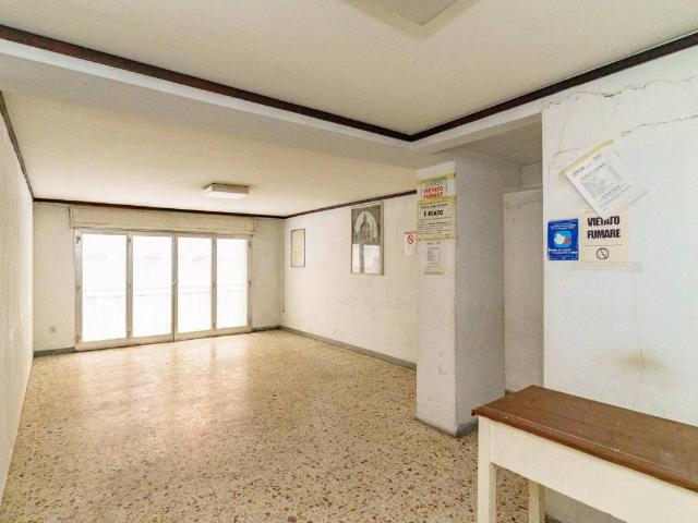 Locale Commerciale in vendita a Acireale, Sicilia