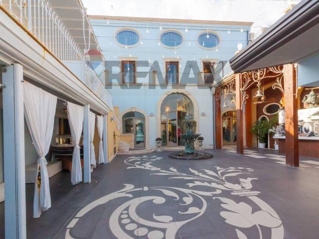 Locale Commerciale in vendita a Acireale, Sicilia