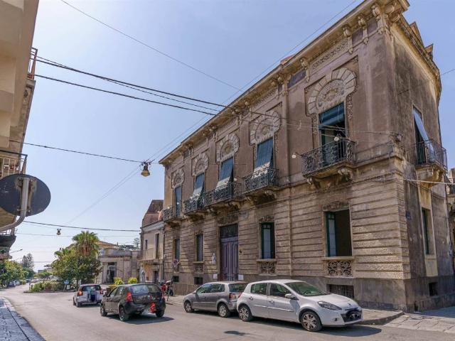 Locale Commerciale in vendita a Santa Caterina, Acireale