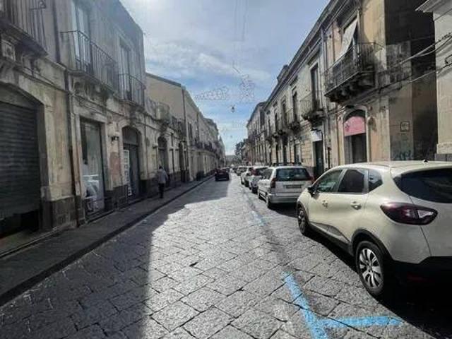 Locale Commerciale in vendita a Acireale, Sicilia