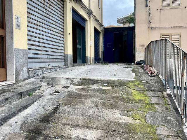 Locale Commerciale in vendita a Loreto, Acireale