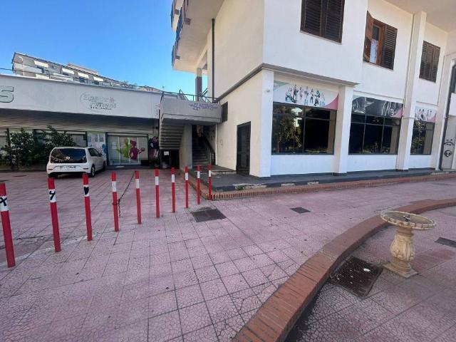 Locale Commerciale in vendita a Acireale, Sicilia