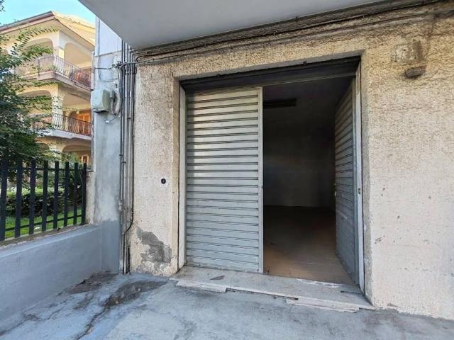 Locale Commerciale in vendita a Acireale, Sicilia