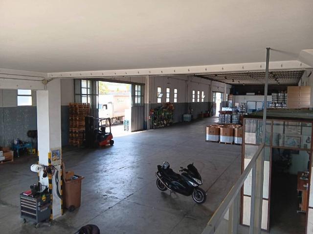 Locale Commerciale in vendita a Santa Maria delle Grazie, Acireale