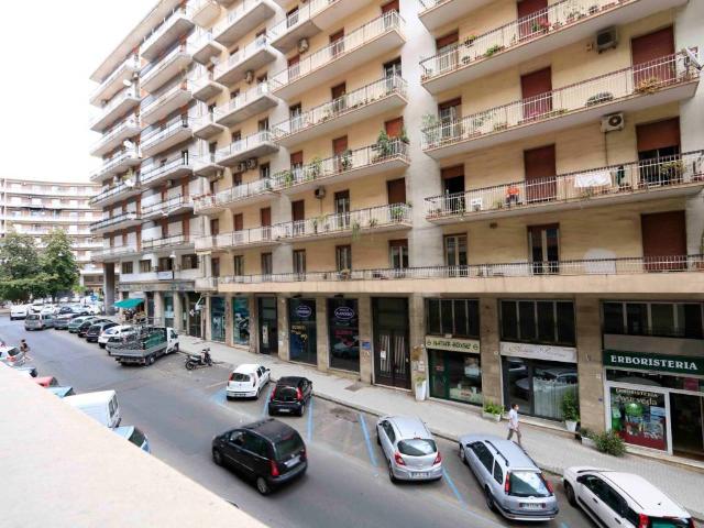 Locale Commerciale in vendita a Acireale, Sicilia