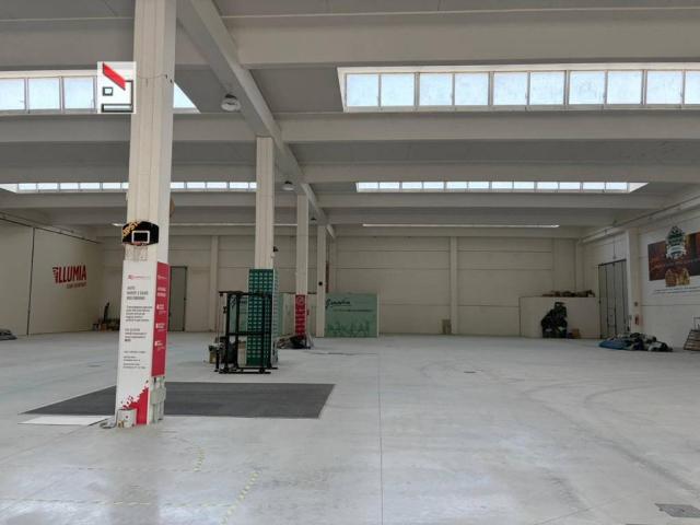 Locale Commerciale in vendita a Marche, Pesaro E Urbino