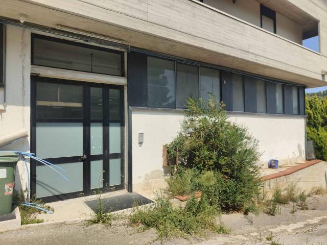 Locale Commerciale in vendita a Zona Industriale Acquaviva Picena, Marche