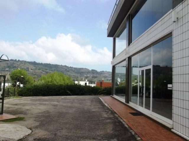 Locale Commerciale in vendita a Zona Industriale Acquaviva Picena, Marche