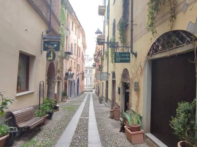 Locale Commerciale in vendita a Piemonte, Alessandria