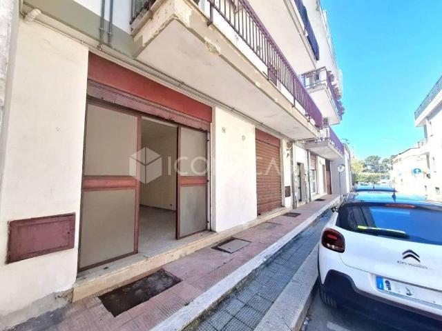 Locale Commerciale in vendita a Puglia, Bari