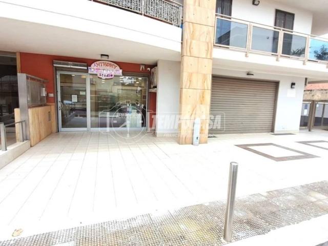 Locale Commerciale in vendita a Puglia, Bari