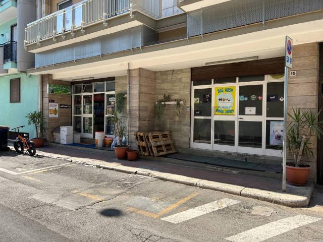 Locale Commerciale in vendita a Puglia, Bari
