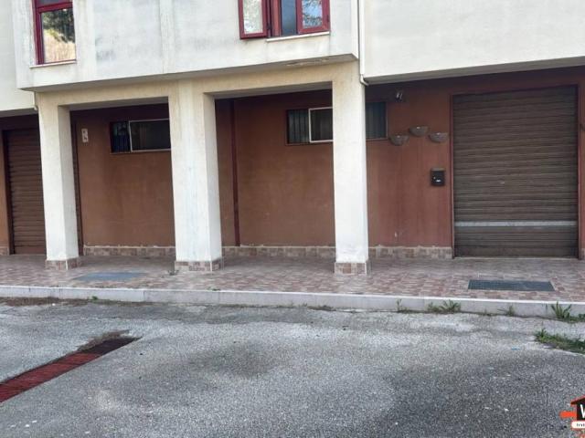 Locale Commerciale in vendita a Puglia, Bari