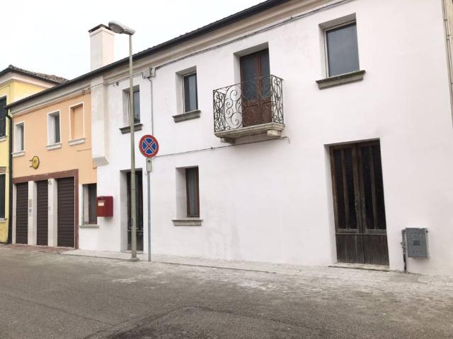 Locale Commerciale in vendita a Papozze, Veneto