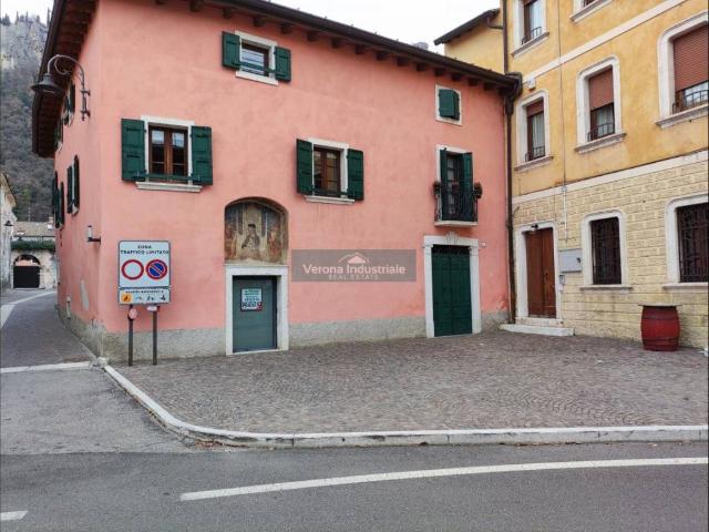 Locale Commerciale in vendita a Affi, Veneto