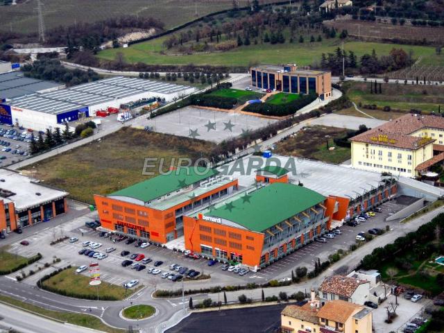 Locale Commerciale in vendita a Affi, Veneto