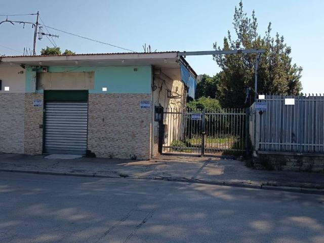 Locale Commerciale in vendita a Afragola, Campania