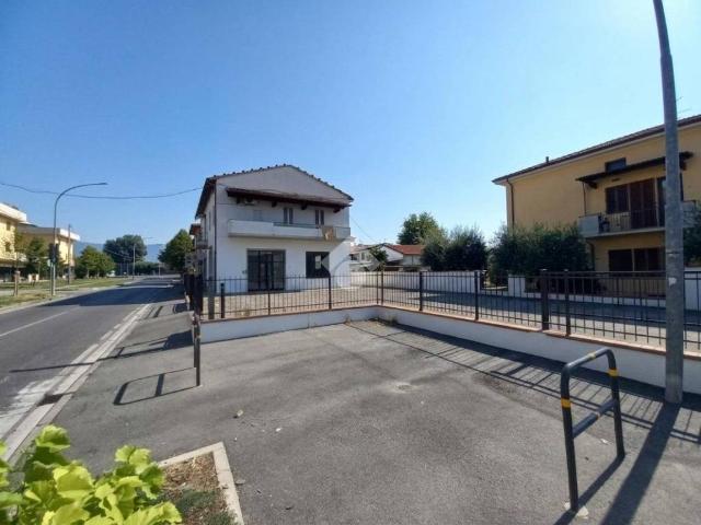 Locale Commerciale in vendita a Agliana, Toscana
