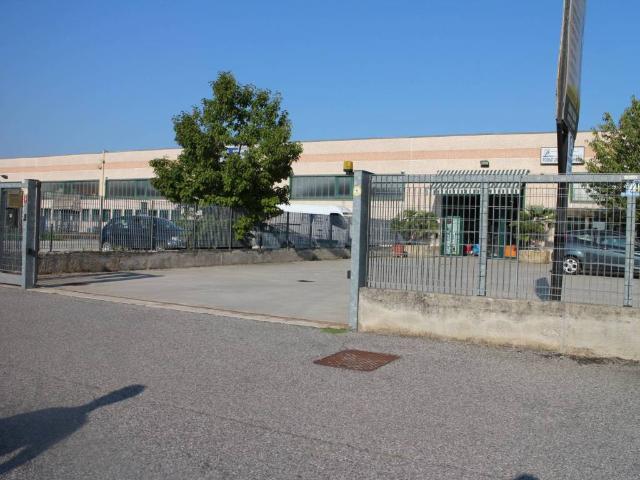 Locale Commerciale in vendita a Agnadello, Lombardia