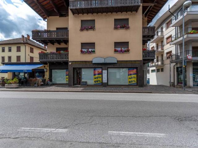 Locale Commerciale in vendita a La Pief de Agort, Agordo
