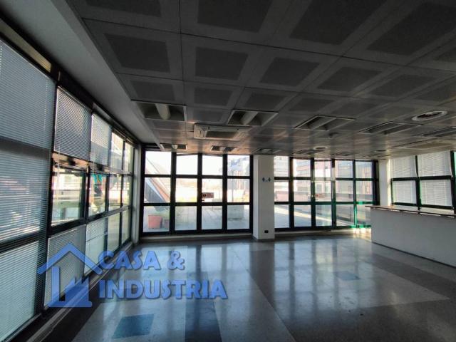 Locale Commerciale in vendita a Agrate Brianza, Lombardia