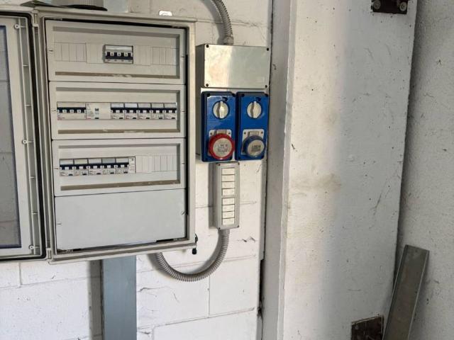 Locale Commerciale in vendita a Agrate Brianza, Lombardia