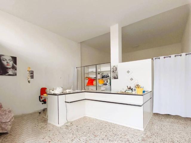 Locale Commerciale in vendita a Agrate Brianza, Lombardia