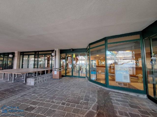 Locale Commerciale in vendita a Agrate Brianza, Lombardia