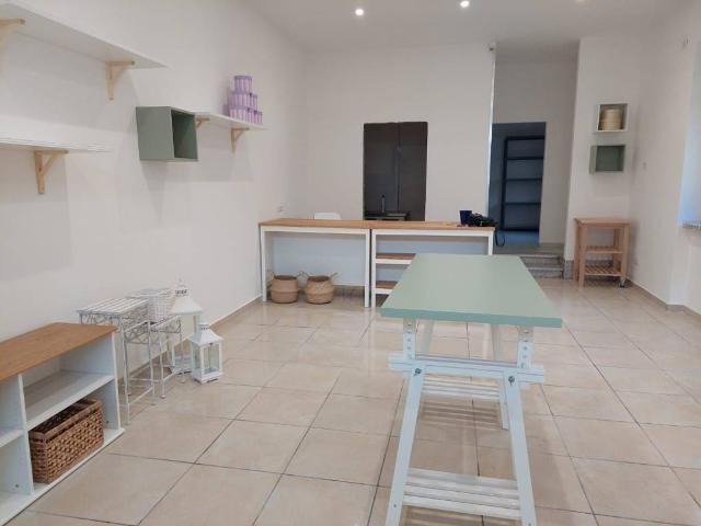 Locale Commerciale in vendita a Agropoli, Campania