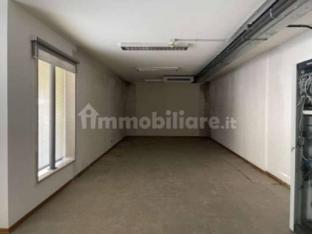Locale Commerciale in vendita a Aiello Del Friuli, Friuli-Venezia Giulia