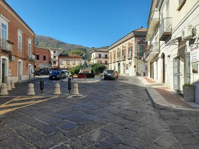 Locale Commerciale in vendita a Airola, Campania