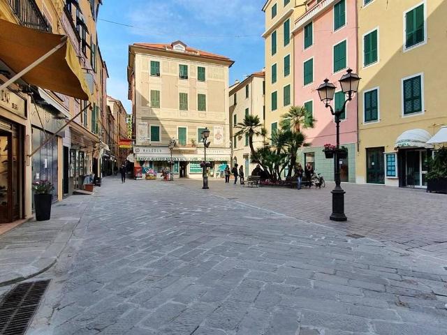Locale Commerciale in vendita a Alassio, Liguria