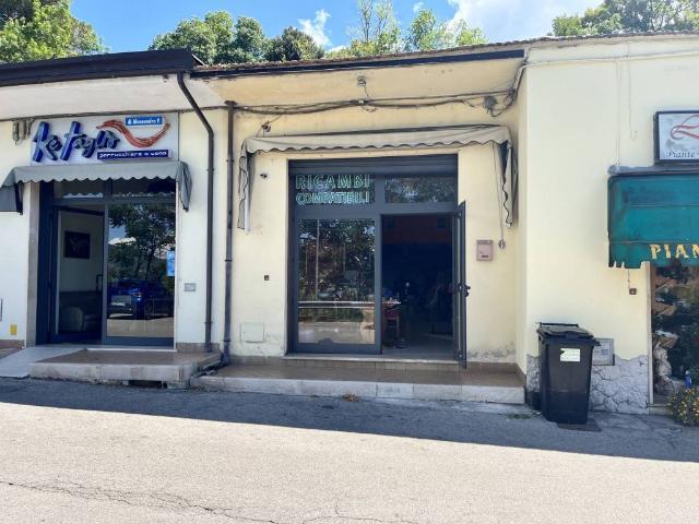 Locale Commerciale in vendita a Alatri, Lazio