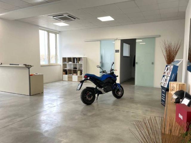 Locale Commerciale in vendita a Unione dei Comuni della Val Vibrata, Alba Adriatica