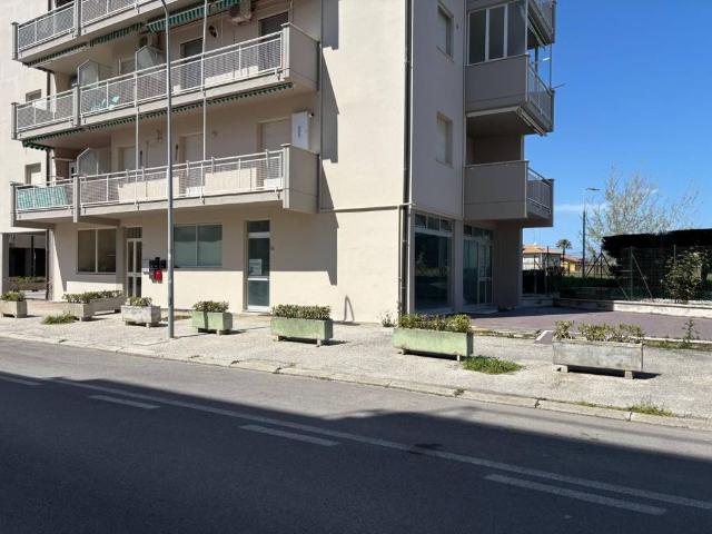 Locale Commerciale in vendita a Unione dei Comuni della Val Vibrata, Alba Adriatica
