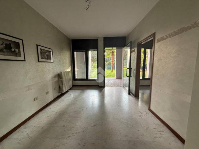 Locale Commerciale in vendita a Albano Sant'alessandro, Lombardia