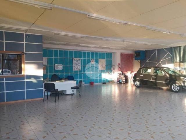 Locale Commerciale in vendita a Albano Sant'alessandro, Lombardia