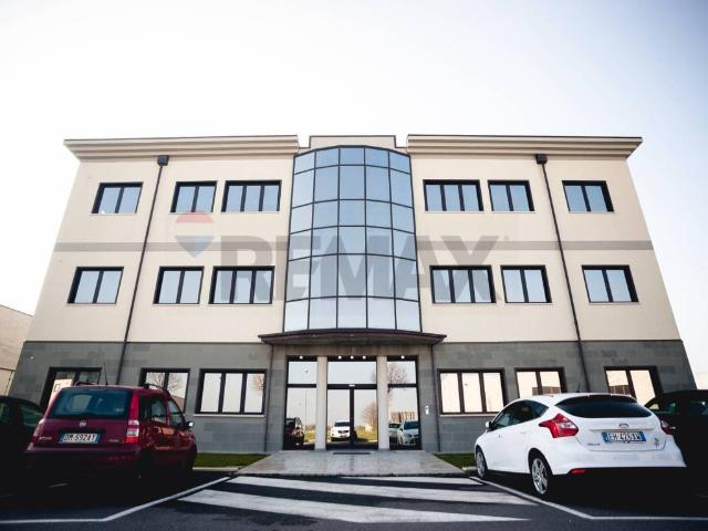 Locale Commerciale in vendita a Albaredo D'adige, Veneto