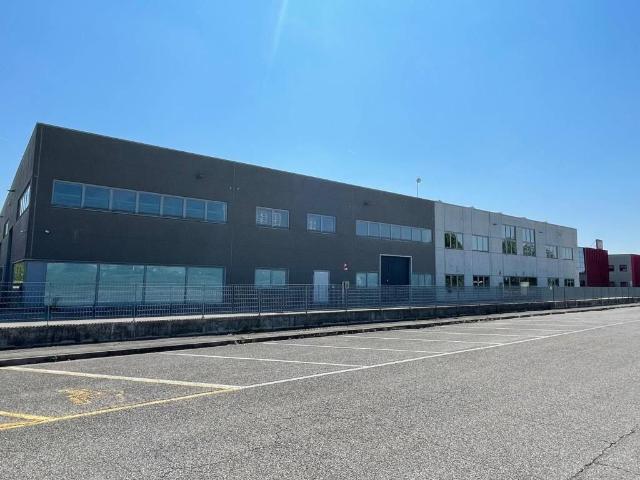 Locale Commerciale in vendita a Albaredo D'adige, Veneto