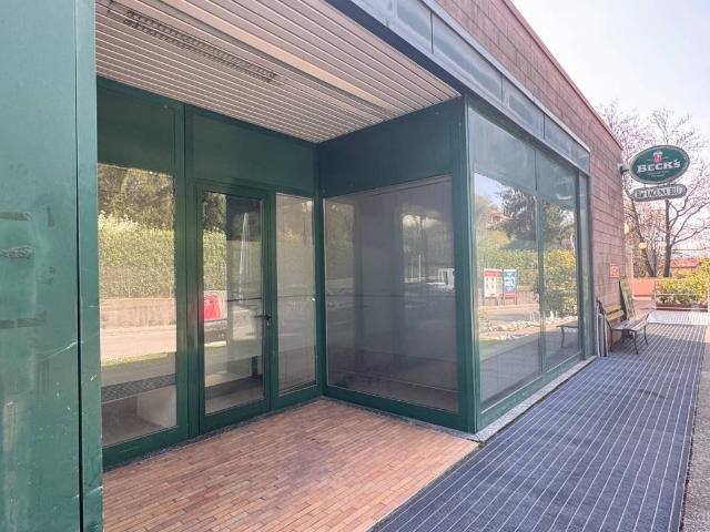 Locale Commerciale in vendita a Carcano, Albavilla