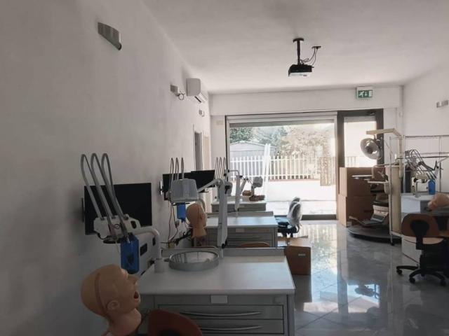 Locale Commerciale in vendita a Albenga, Liguria