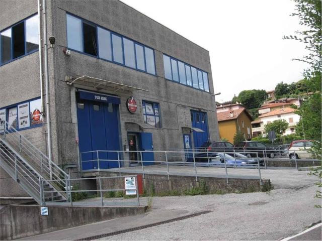 Locale Commerciale in vendita a Albese, Albese con Cassano