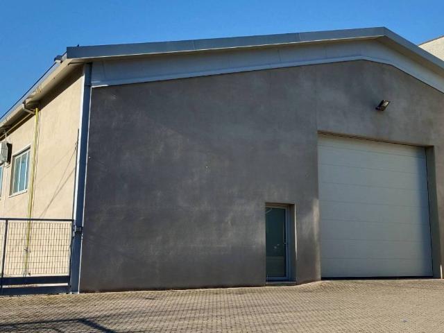 Locale Commerciale in vendita a Albese, Albese con Cassano
